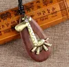 Sólido pingente de colar de madeira Vintage Giraffe Ngau Tau coração cruz cadeia cordão de couro camisola homens mulheres elegantes artesanal Xmas presentes 12pcs