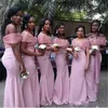 Fuera del hombro Vestidos de dama de honor 2017 Encaje rosado y satinado Longitud del piso Vestidos de fiesta formales de la sirena de la muchacha negra para la boda por encargo barato