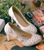 Сладкий дешевые плоские жемчуга свадебные туфли для невесты 3D кружева аппликация Пром высокие каблуки лодыжки ремень плюс размер острым носом свадебные туфли