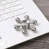 Sechs Arme Molekül Form Metall Hand Finger Spinner Kreisel Neuheit Gryo Spielzeug