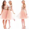 2019 반짝이 붉은 핑크 로즈 골드 장식 조각 들러리 드레스 비치 저렴한 짧은 소매 플러스 사이즈 주니어 두 조각 댄스 파티 드레스