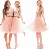 2019 Sparkly Blush Pink Rose Gold Pailletten Bruidsmeisje Jurken Strand Goedkope Korte Mouw Plus Size Junior Twee stukken Prom Party Jurken