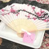 Spedizione gratuita 100 pz fantasia cinese bambù di seta tenuto in mano pieghevole ventaglio di fiori di ciliegio con etichetta abbinata bomboniere forniture per la casa