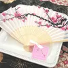 Gratis frakt 100pcs Fancy Chinese Silk Bamboo Handhållen Folding Cherry Blossom Fläkt Med Matchande Tagg Bröllopsfest Favoriter Hemleveranser