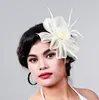 女性のファンシーフェザー魅力者ハットベージュの結婚式の帽子と魅惑的なブライダルウーマンのための白いネットヘアアクセサリーMD7385070