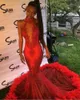 Robes de bal rouge licou en dentelle appliquées 2k17 robes de soirée sirène paillettes plumes balayage train arabe robe de soirée formelle sur mesure