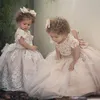 Gorgeous Princess Ball Gown Girls Pageant Gowns Lace Appliques Beaded Flower Girl Dress för bröllop med båge Barn Formellt slitage
