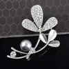 ビンテージラインストーンブローチピン人工真珠の花のジュエリーブローチの結婚式の招待状の衣装の党ドレスピンの贈り物のためのトップコサージュ