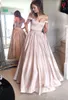 Blush Pink Prom -klänningar med skärppärlor från axeln A Line Satin Party Dresses Gleats Formal Cocktail Evening Clowns8943175