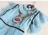 Runway klänning 2017 ljusblå ruffles krage korta ärmar kvinnors klänning pleats sequins cascading ruffles kändis stil klänning m061751