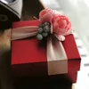 50 unids cuadrado rojo caja de dulces con cinta rosa rosa flor decoración favor de la boda cajas de regalo de caramelo
