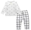 새로운 가을 겨울 기능 아기 세트 어린이 Loungewear 레저 착용 만화 줄무늬 점 2pcs 의류 정장 따뜻한 코튼 Tshirt 바지 어린이 복장