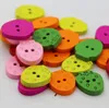 100pcs 20 * 16 mm couleurs assorties aux fraises en bois Boutons avec trou pour l'artisanat couture Scrapbooking Accessoires