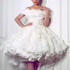 Härlig Vit Högt Låg Bröllopsklänning Sexig Off Shoulder 3d Floral Appliques Short Bridal Dress 2017 Charmig Engagement Dress för vackra tjejer