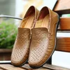 Ny äkta läder man affärsskor manliga andningsbara hålskor klassiska sommar loafers som kör skor plus storlek