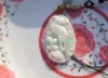 Natürliches weißes Jade-Oval. Handgeschnitzt. Amulett der Phönix-Pfingstrose (Danfeng Chaoyang) Retro-Halskettenanhänger