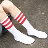 Wholesale- nouveaux hommes / femmes 3 trois rayures chaussettes de coton rétro vieille école HiPHOP Patinage longue courte miias harajuku blanc noir hiver cool