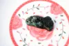 Jade nanyang naturel et noir sculpté à la main. Ruyi - pixiu. Collier pendentif amulette.