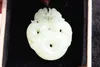 Escultura dupla face, natural e branco duplo jade tianqing brave (ping ping). Pingente de colar de amuleto vintage