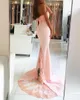 Satin Backless Formell Prom Party Gowns Pink Aftonklänning Lång halter Applique Lace Evening Party Klänning med Långt tåg