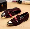 Nieuwe mode casual formele schoenen voor mannen zwart / rood / wit lederen kwast mannen trouwschoenen goud metallic heren bezaaid loafers 38-46