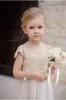 2020 Vintage-Hochzeits-Blumenmädchenkleid mit quadratischem Ausschnitt und kurzen Ärmeln, A-Linie, Champagner-Spitze, elfenbeinfarbener Tüll, lange formelle Kinderkleider