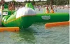 夏の水トランポリンウォーターパークで遊ぶ膨脹可能なジャンプバッグを弾く膨脹可能なバウンサーのブロブ