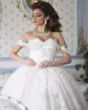 Luxury Wedding Dress Sweetheart Pärled 3D Floral Applique Spetsbollklänning Puffy Off the Shoulder Bride Wedding Dresses