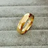 Clásico popular 18k Real chapado en oro 6 mm Titanio Acero Mujeres Hombres Anillo de bodas de calidad superior No se desvanecen Amantes Joyería de boda