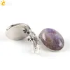 clip violet sur boucles d'oreilles
