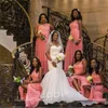 Svart tjej lyx korall spets brudtärna klänningar afrikansk sexig ruched bröllop gästklänning split chiffong kvällsklänning Saudiarabien