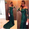 2018 Sexiga Billiga Emerald Green Långärmade Sleeves Mermaid Evening Dresses Illusion Mesh Top Off Axel Sweep Train Full Lace Prom Evening Gowns