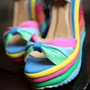 Regnbåge färg kvinna sandaler plattform kile häl bohemia casual sommar peep toe spänne skor kvinna stor storlek