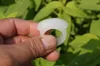 Handgemaakte pure witte jade ring. Het oppervlak van de oude paardenzadelring