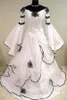 Renaissance Vintage黒と白の中世のウェディングドレスvestido de Novia Celtic Bridal Gownsフィット感とフレアスリーブの花