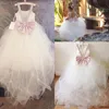 2017 Çiçek Kız Elbise Düğün İçin Boncuklu Spagetti Pileli Tül Sevimli Pembe Yay İlk Communion elbise Kız Pageant Törenlerinde Ucuz
