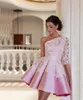 Nowe Krótkie Mini Kobiety Koktajl Sukienki Jedno Ramka Różowa Satynowa Koronka Aplikacja Linia Pleds Prom Dresses Party Dress Formalne Suknie Homecoming