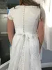 2017 Fulla spetsbröllopsklänningar med korta ärmar knappar tillbaka svep Train Peded paljetter Anpassade brudklänningar med bälte och Beadin8479463