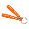 50PCS Orange Ms Fighter Never Give Up Bracelet en caoutchouc de silicone Porte-clés Logo de motivation pour cadeau de promotion