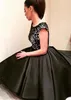 Органза Сатин Бато вырезок в линию Hi-Lo Коктейльные платья с кружевной аппликацией Black Homecoming Dress Vestidos de Fiesta 2019