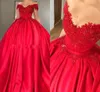 Robe de bal en satin rouge robes de Quinceanera avec des appliques perlées manches cape robe de bal robes de bal à lacets robe de fiesta pour tapis rouge