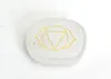 7 Chakra Stone Reiki Healing Crystal med graverade chakra -symboler Holistisk balansering Polerade palmstenar med fri påse