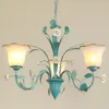 Mediterrane eetkamer glazen kroonluchter blauw geschilderd metalen restaurant hanglamp keramiek roze plafond hanger verlichtingsarmaturen lampen