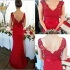 2017 Moda Largo rojo Dama de honor Vestidos Casquillo Cuello con cuello en V Cordón Satén Longitud Longitud Funda Vestidos de noche Cremallera Atrás Custom Hecho Honor