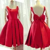 Encantador Red Backless Vestidos de Festa Scoop Neck mangas Curtas Homecoming Dress Custom Made com Oversize Bow Sash