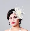女性のファンシーフェザー魅力者ハットベージュの結婚式の帽子と魅惑的なブライダルウーマンのための白いネットヘアアクセサリーMD7385070