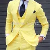 Vente en gros - Jaune 3 Pièces Hommes Costumes 2017 Custom Made Dernières Manteau Pantalon Designs Mode Hommes Costume De Mariage Grooms Homme Costume Veste + Gilet + Pantalon