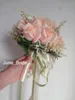 Bellissimo bouquet da sposa rosa pesca 18 fiori Real Po Tiro da sposa di alta qualità Fiore foglie verdi Bouquet da sposa damigella d'onore wi2649069