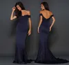 Sexiga Dark Navy Bridesmaid Dresses Off Shoulder Backless Sweep Train Bridmaid Crowds Elastic Satin med Applique