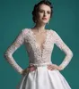 2019 Nya Sexiga Korta Bröllopsklänningar Långärmad Baklösa Bullklänning Båge Beaded Sash Deep V-Neck Knä Längd Organza Lace Bridal Gowns W1600